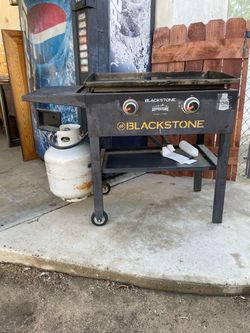 ⚡️ Works Good ⚡️ Blackstone Adventure Ready 2-Burner Propane Griddle with dual control knobs and a side shelf