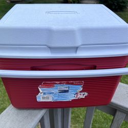 24 gal cooler in clean condition, lid only hinges on left side
