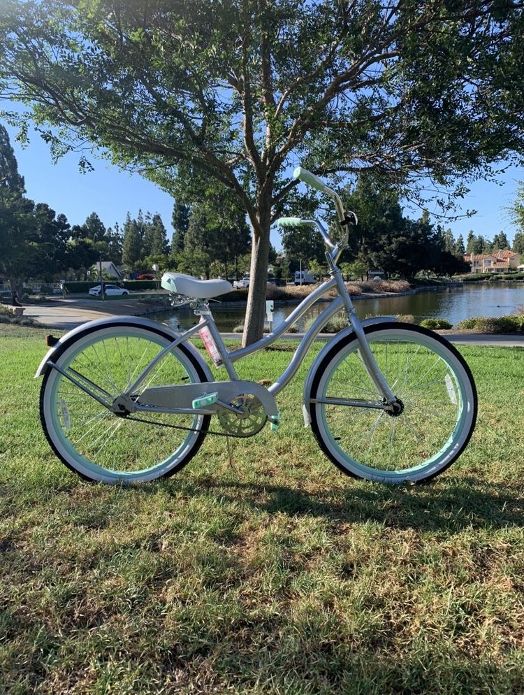 New Beautiful 🌸 Beach Cruiser Petite Ladies Women's Girls Bike