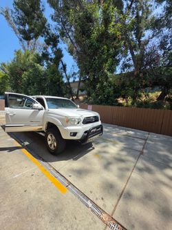 Vendo toyota tacoma 2014 prerunner cama larga