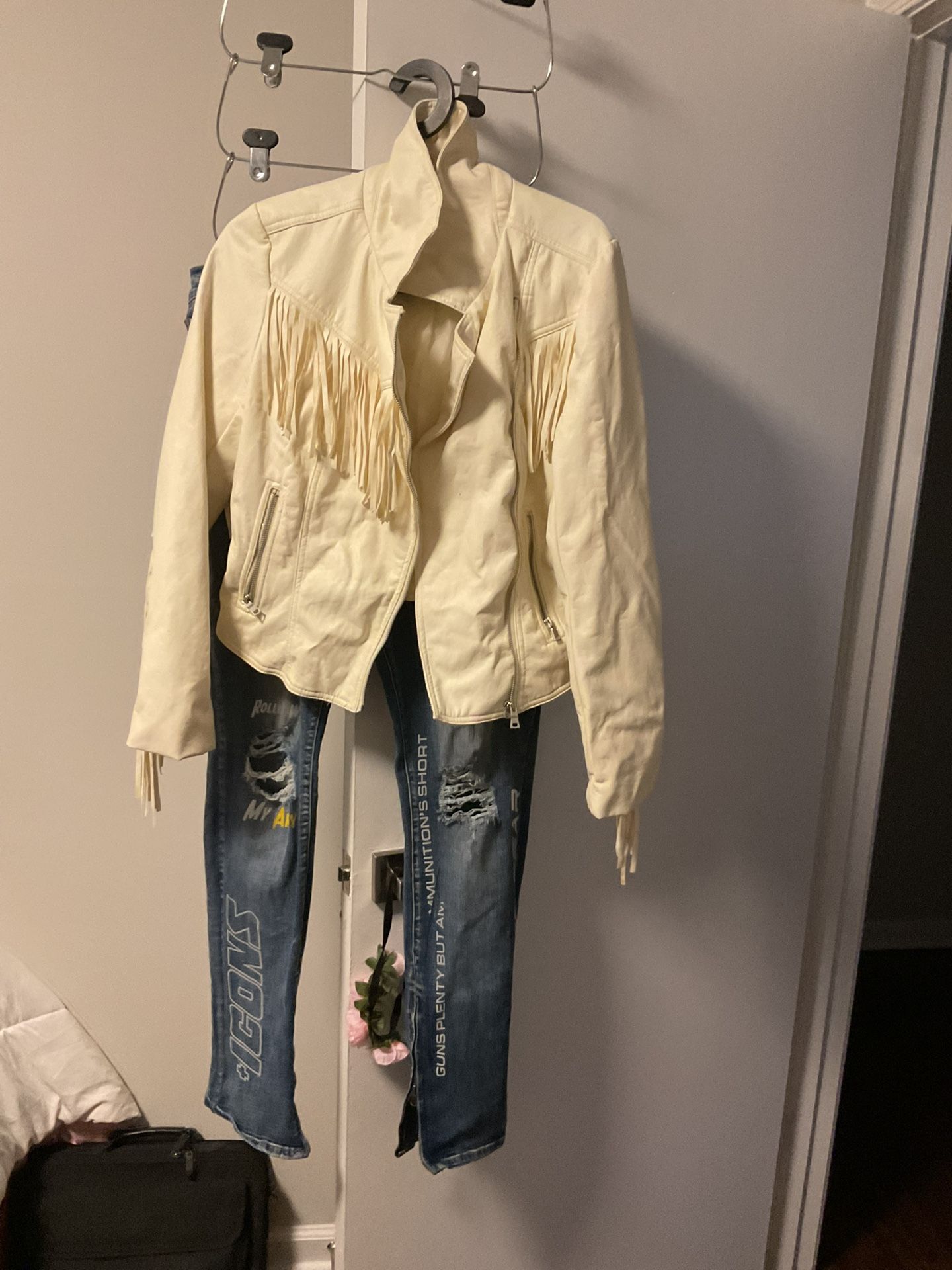 A Beautiful Set Of A Off Beige Jacket With A Stylish Pair Of Jeans Size Miduim (NO SHIPPING)