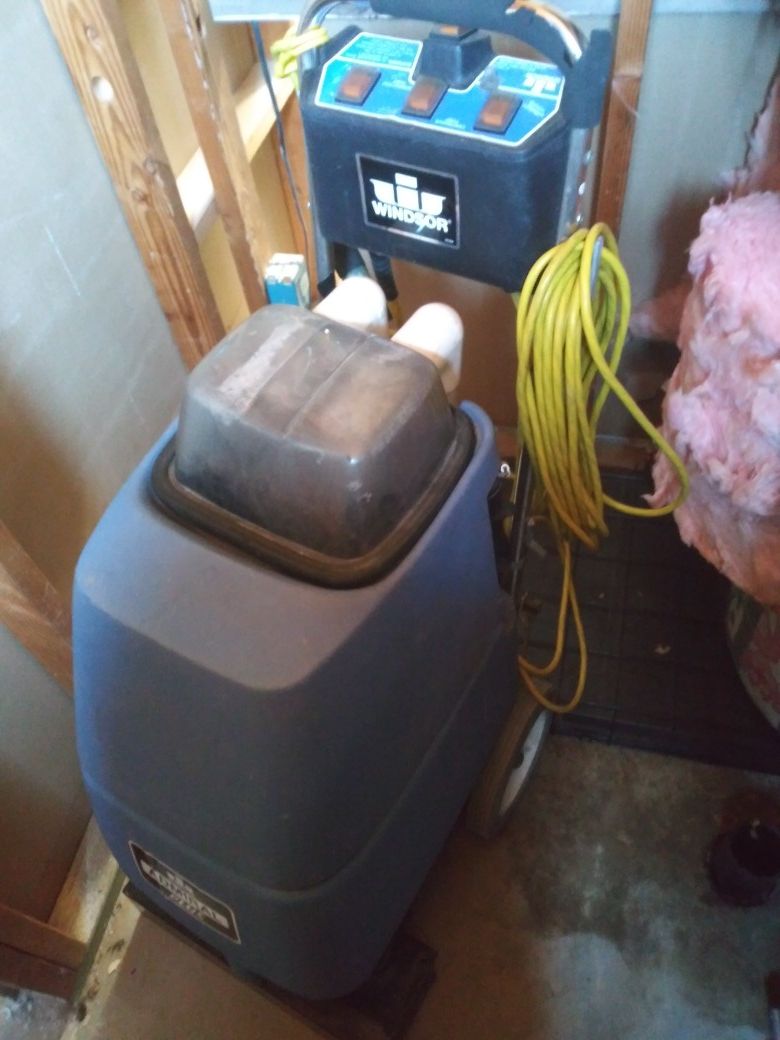 Carpet cleaning/extractor machine
