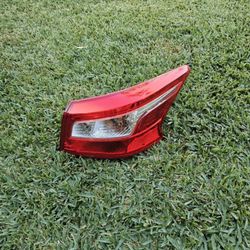 2016-2019 NISSAN SENTRA RIGHT TAILLIGHT
