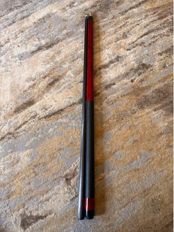 raven playing pool cue