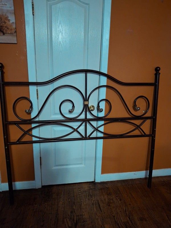 Metal Queen BED Frame