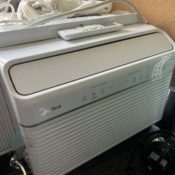 AC Midea 12,000 BTU Smart Inverter Window Air Conditioner.