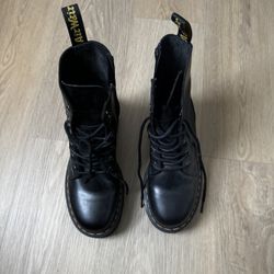 1460 Max Dr Martens Boots