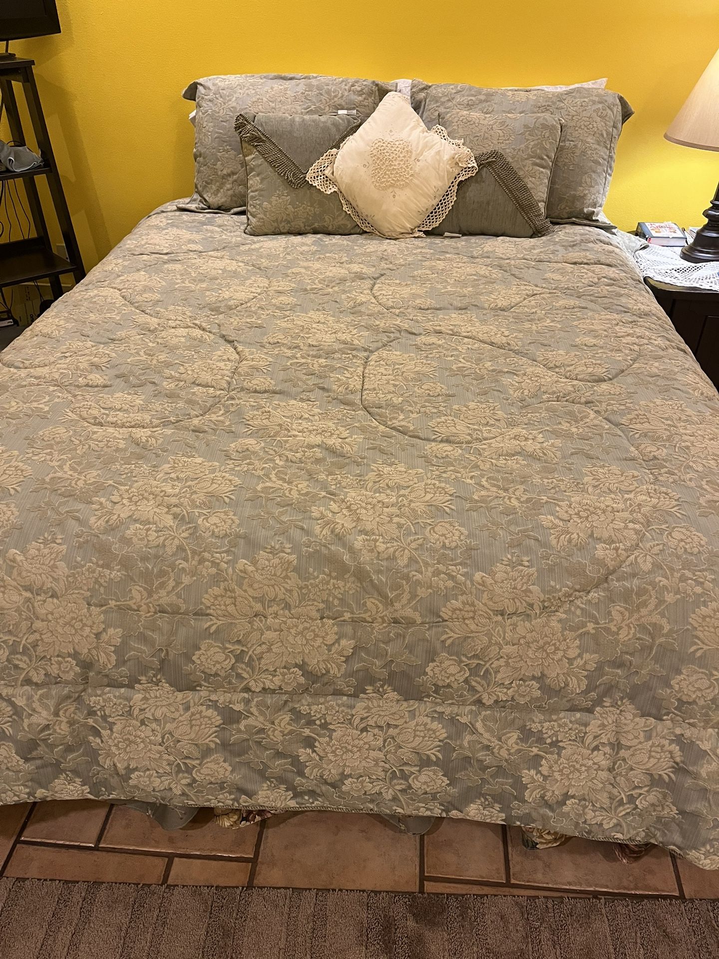 $43 Hollander Queen Comforter 4 Piece Set