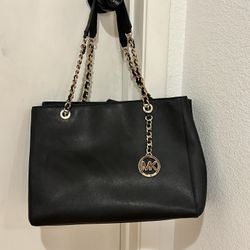 Michael Kors Shoulder Tote with Gold Chain– Great Condition!
