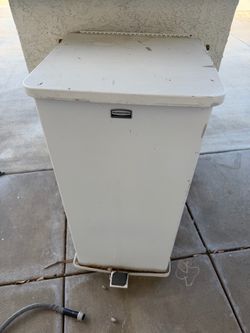 Rubbermaid Commercial Step-On Trash Can