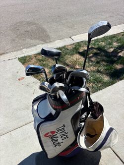 Golf Clubs right handed with Taylormade golf bag