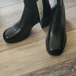 Brand NEW Ladies Black Boots