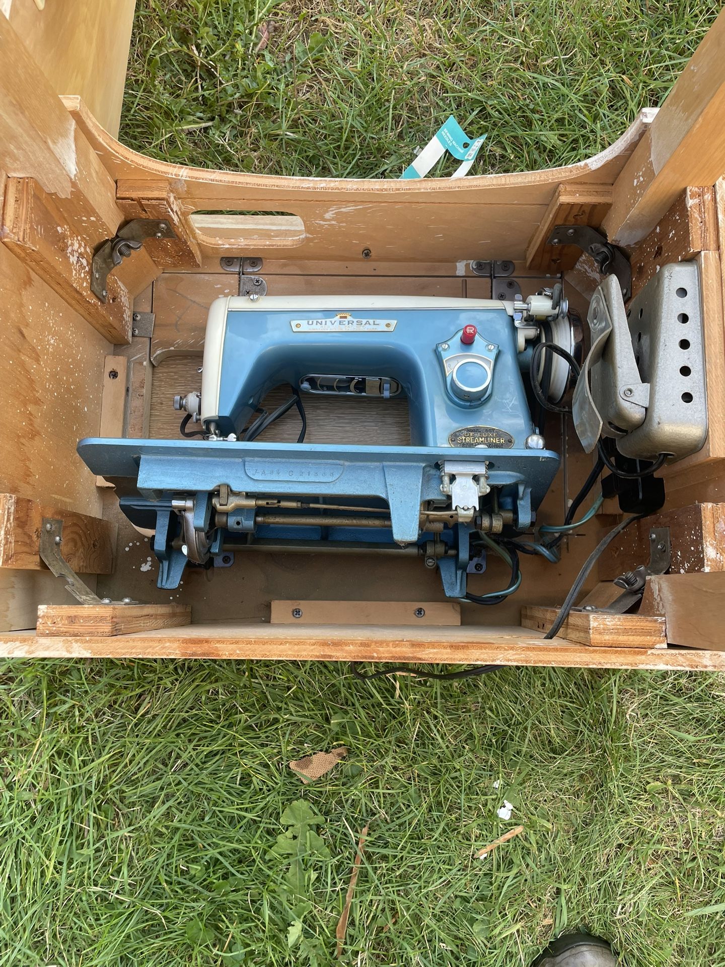 Classic Singer, Deluxe, Streamliner, Sewing Machine