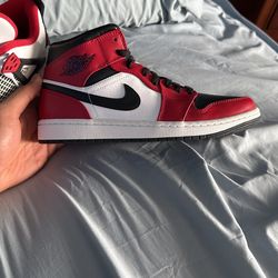 Jordan 1 Mid Chicago Toe