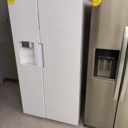 WHITE INSIGNIA SIDE BY SIDE REFRIGERATOR OPEN BOX ITEM WW