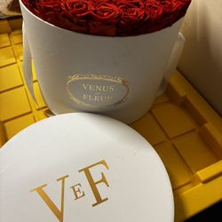 Venus Et Fleur 45 Red Roses Round Bouquet 