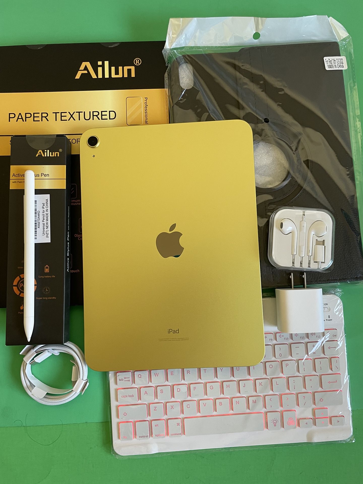 256gb Apple IPad 10th Generation (10.9” Liquid / 2022 model) with pen, keyboard, case & Accessories (warranty 2026)