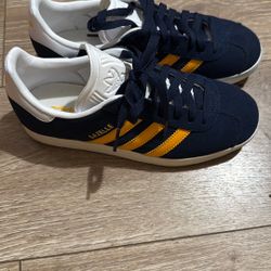 Brand New Adidas Never Worn Size 5 1/2 - Men’s/kids