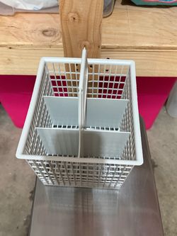 Free plastic utensils basket