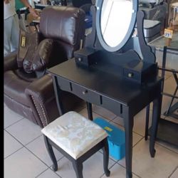 Brand New Makeup Vanity With Lights 