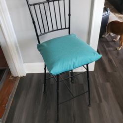 BAR STOOL ITS METAL . HEAVY DUTY. CLEAN