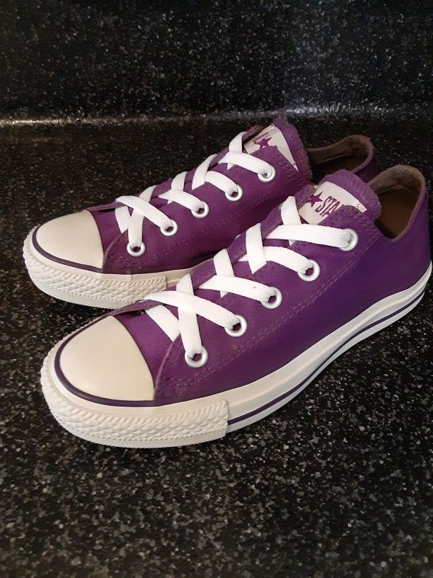 Converse womens 6 Like new