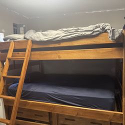 Like New Full Bunk Bed Set