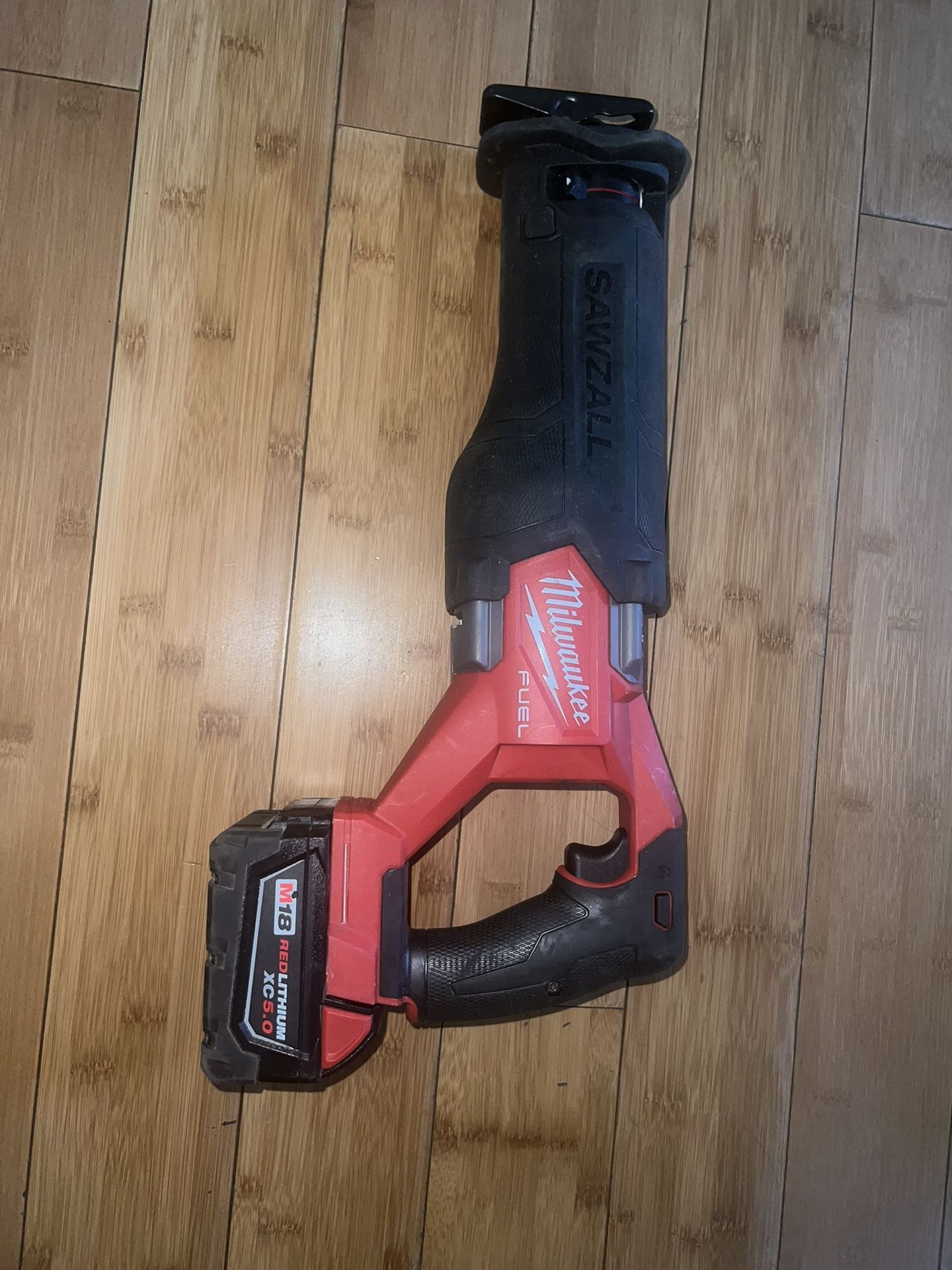 MILWAUKEE SAWZALL RECIPROCATING SAW W/BATTERY