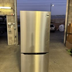 Like New Refrigerator.  30” Frigidaire Gallery With Filtered Water Inside. 