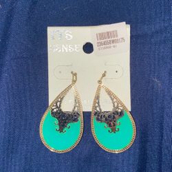 **New** Green And Gold Dangling Earrings