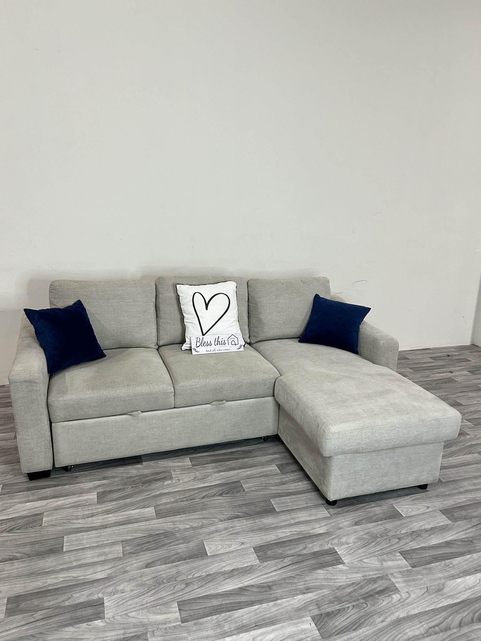 Biege Sleeper Sectional Couch With Pullout Bed And Power Ports! (FREE DELIVERY 🚚)