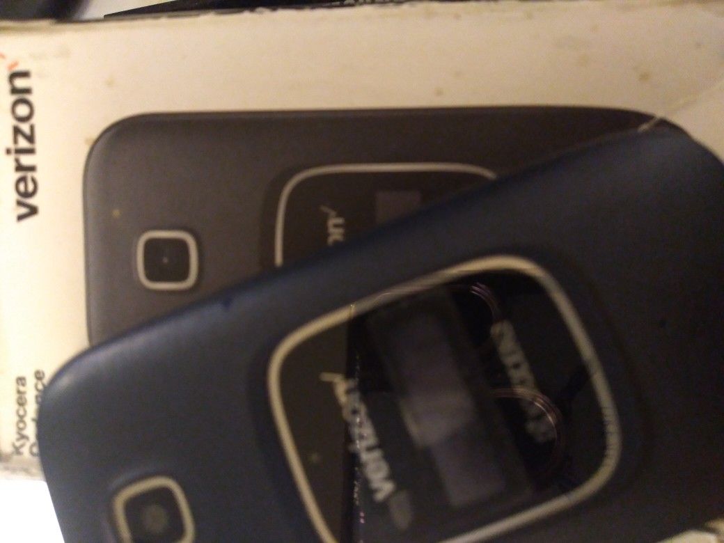 New Kyocera Cadence 4G LTE Flip Phone For Verizon Only75$