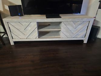 White/greyish tv stand
