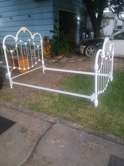 BEAUTIFUL  ANTIQUE  QUEEN  SIZE BED I DONT HAVE  ANY  PLACE FOR IT  WE PAID $250 FOR  A YR AGO  IM ASKING $125 HALF OF WHAT I PAID FOR IT