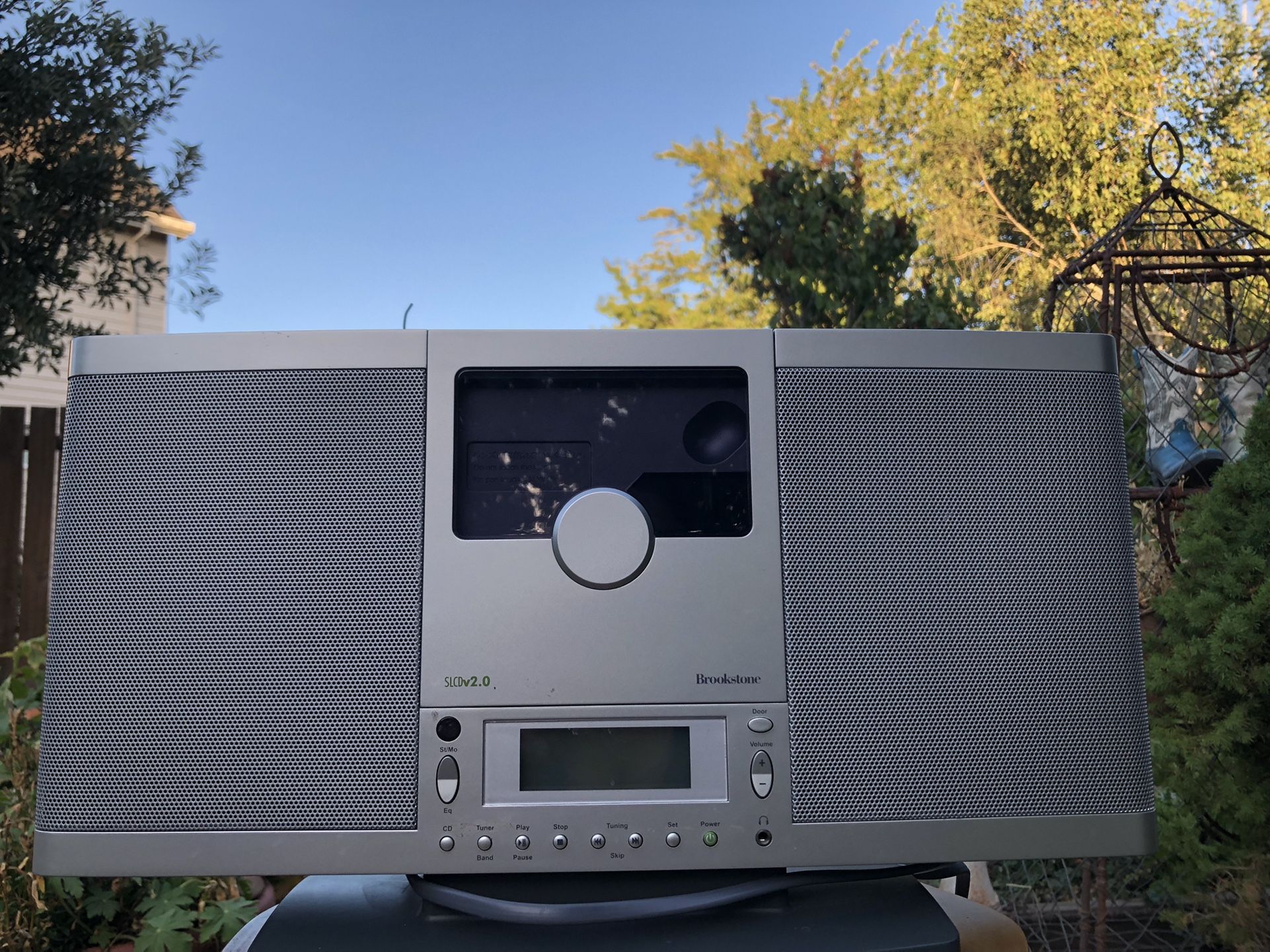 BROOKSTONE SLCDv2.0 CD PLAYER AM FM CLOCK RADIO AUDIO STEREO SYSTEM SILVER GRAY