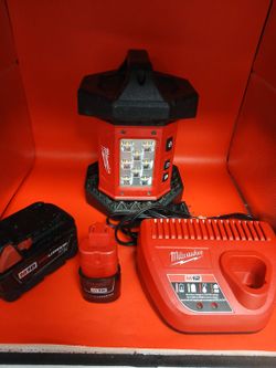 Milwaukee Flood Light Battery/Charger Combo Kit