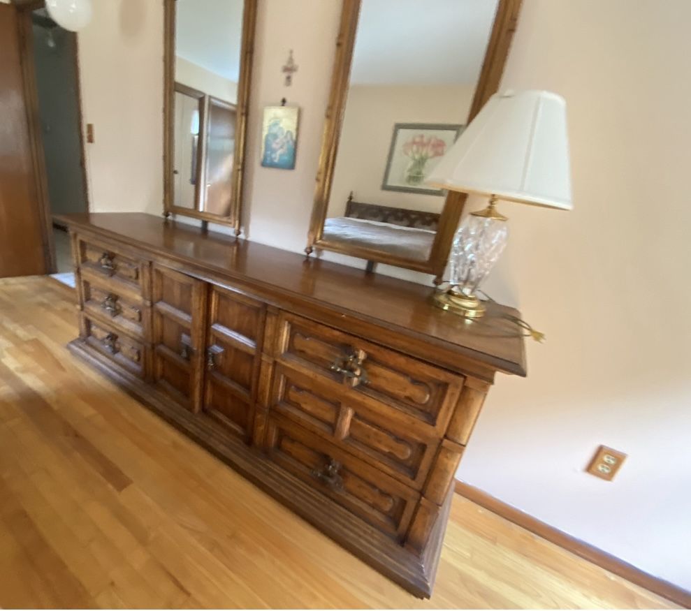 Long bedroom bureau with double mirrors