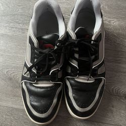 LOUIS VUITTON LV Trainer Sneaker Black. Size 7