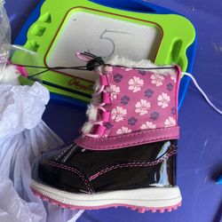 AVAILABLE 👈NEW toddler Size 5 Snow Boots 