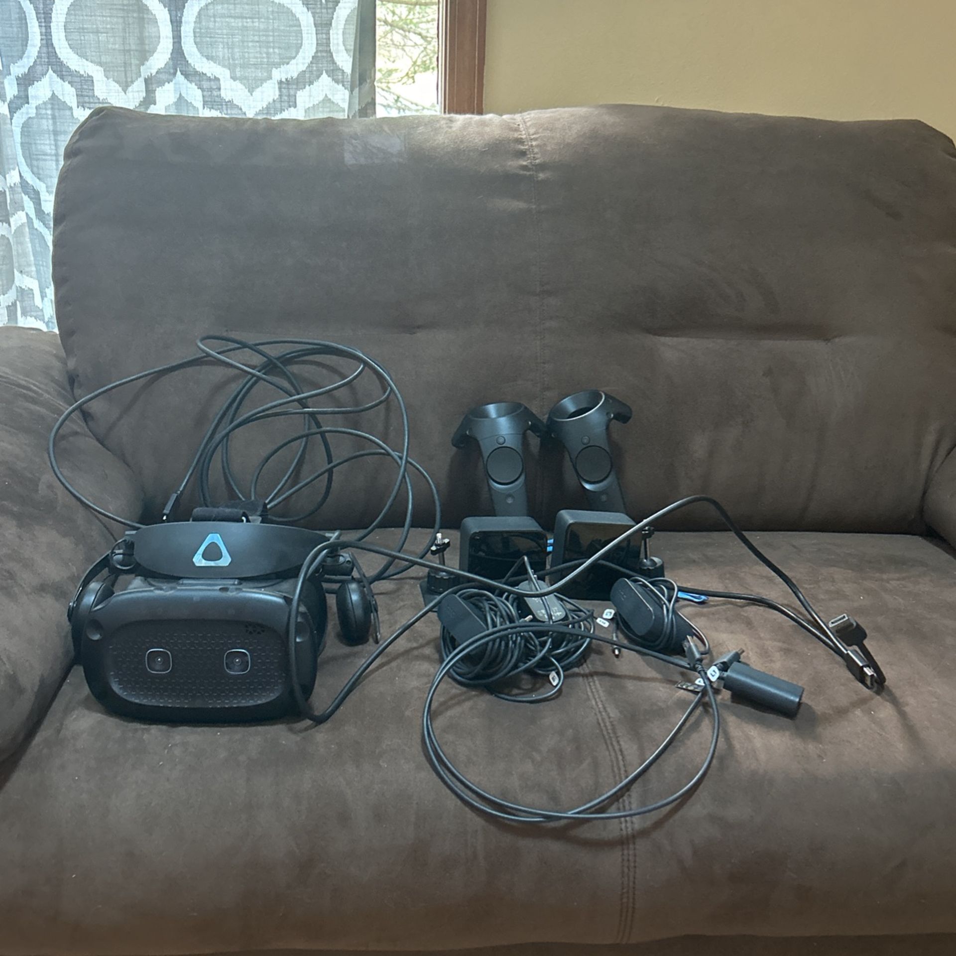 HTC VIVE Cosmos Elite VR Headset (EVERYTHING INCLUDED)