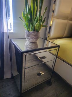 Beautiful  like new glass  night stands