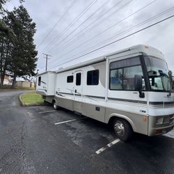 2002 Winnebago Adventure Motor Home