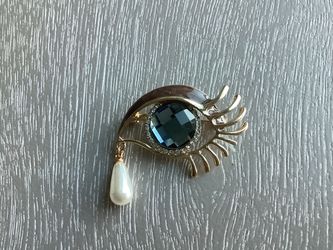 Betsey Johnson Inspired Big-Eye Shaped Brooch/Pendant W/ Tear-Drop Faux Pearl W/Multi Faceted Gray Faux  Crystal & Clear Rhinestonesp