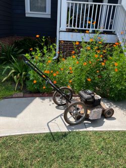 Ball bearing wheels (4) on this great old push mower that runs perfect!