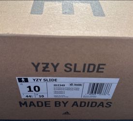 YEEZY SLIDES SIZE 10