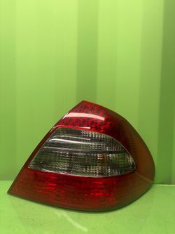 2006 2007 2008 2009 Mercedes-Ben E-Class W211 E320 E350 E550 E300 E63 Right Passenger Side Tail Light OEM A2118202664