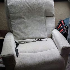 WHITE LIFT/RECLINER CHAIR