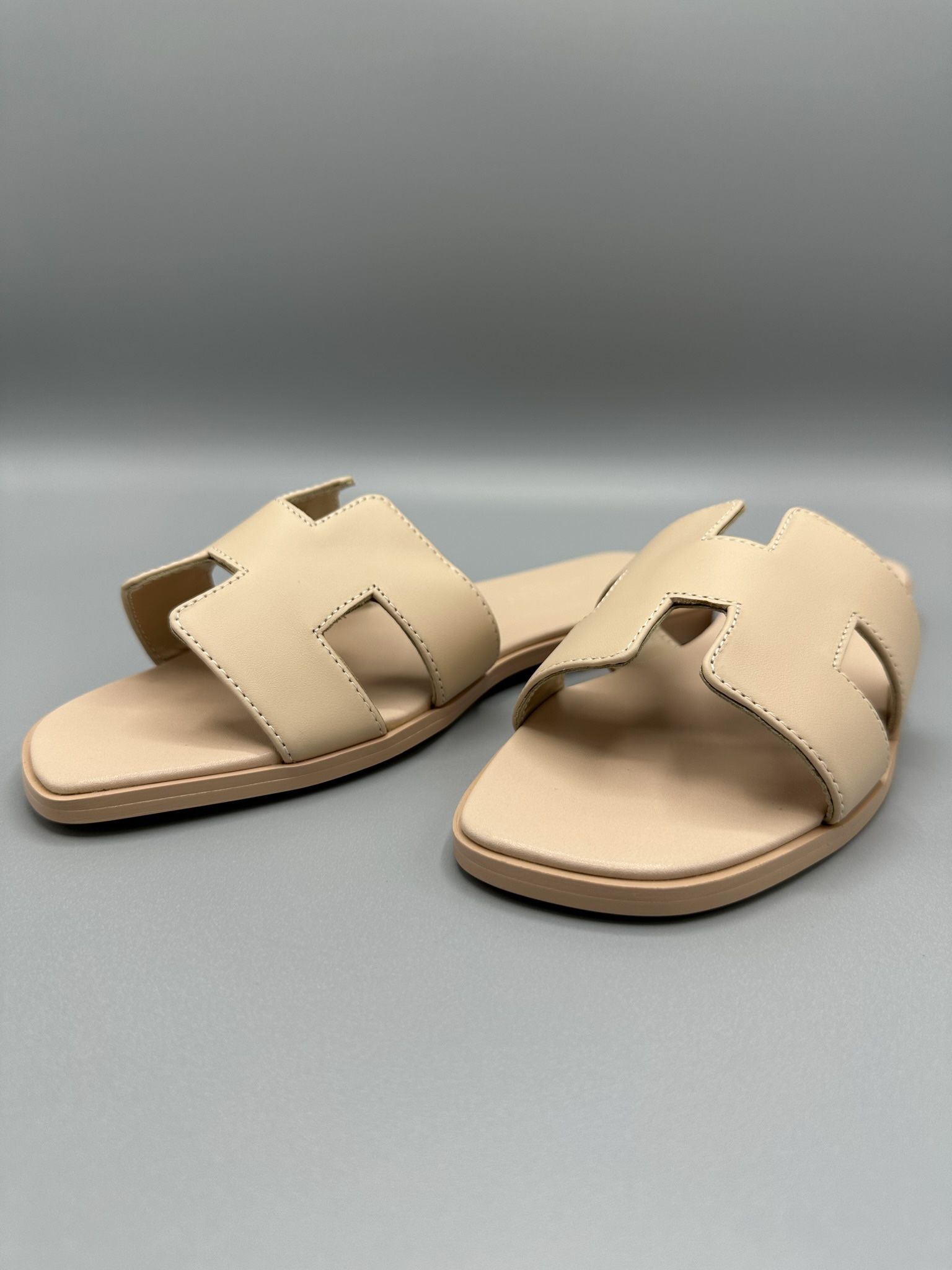 Hermes Oran beige Sandals flat Size 6 New With Hermès Bag  🔸Size 36 🔸 Text me if you’re interested 🚨✅