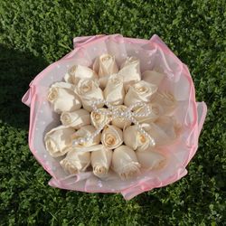 white and pink bouquet