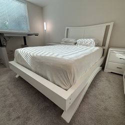 $2,100 ROOMS TO GO 7-Pc Smart Bedroom - Serta Motion VI Base - ($6k RETAIL)